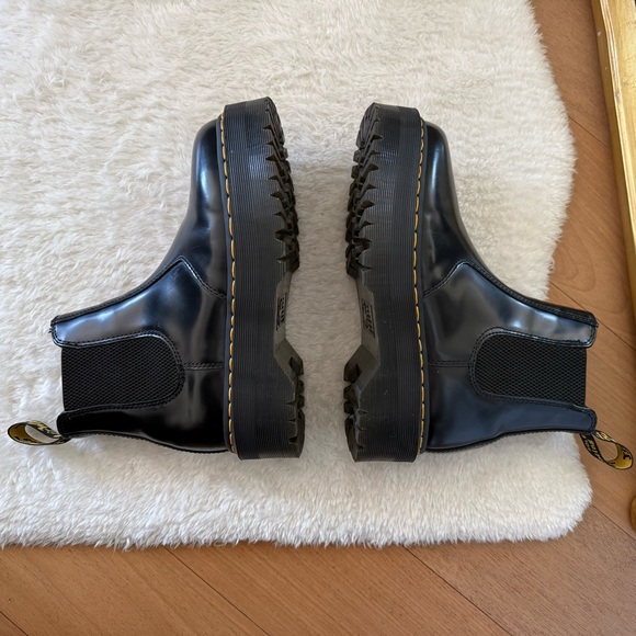 Dr. Martens 2976 smooth leather women’s platform Chelsea boots, size US 8 - Picture 6 of 8
